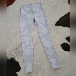 Lululemon NWOT Size 8 Beige/Gray Camo Leggings